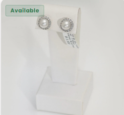 White natural diamond stud earrings